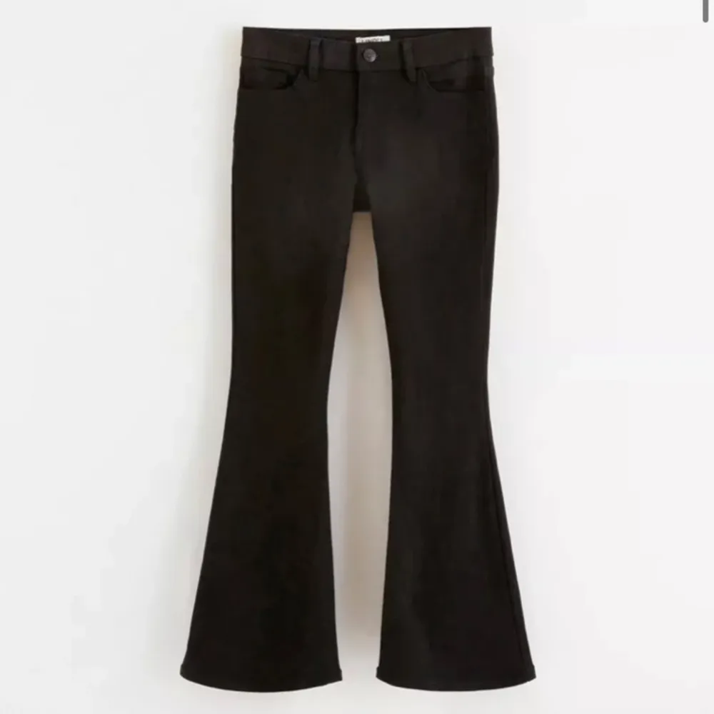 Bootcut jeans från Lindex! Jättebra skick. Säljer för att de är för korta för mig. Orginalpris: 349 kr💗. Jeans & Byxor.