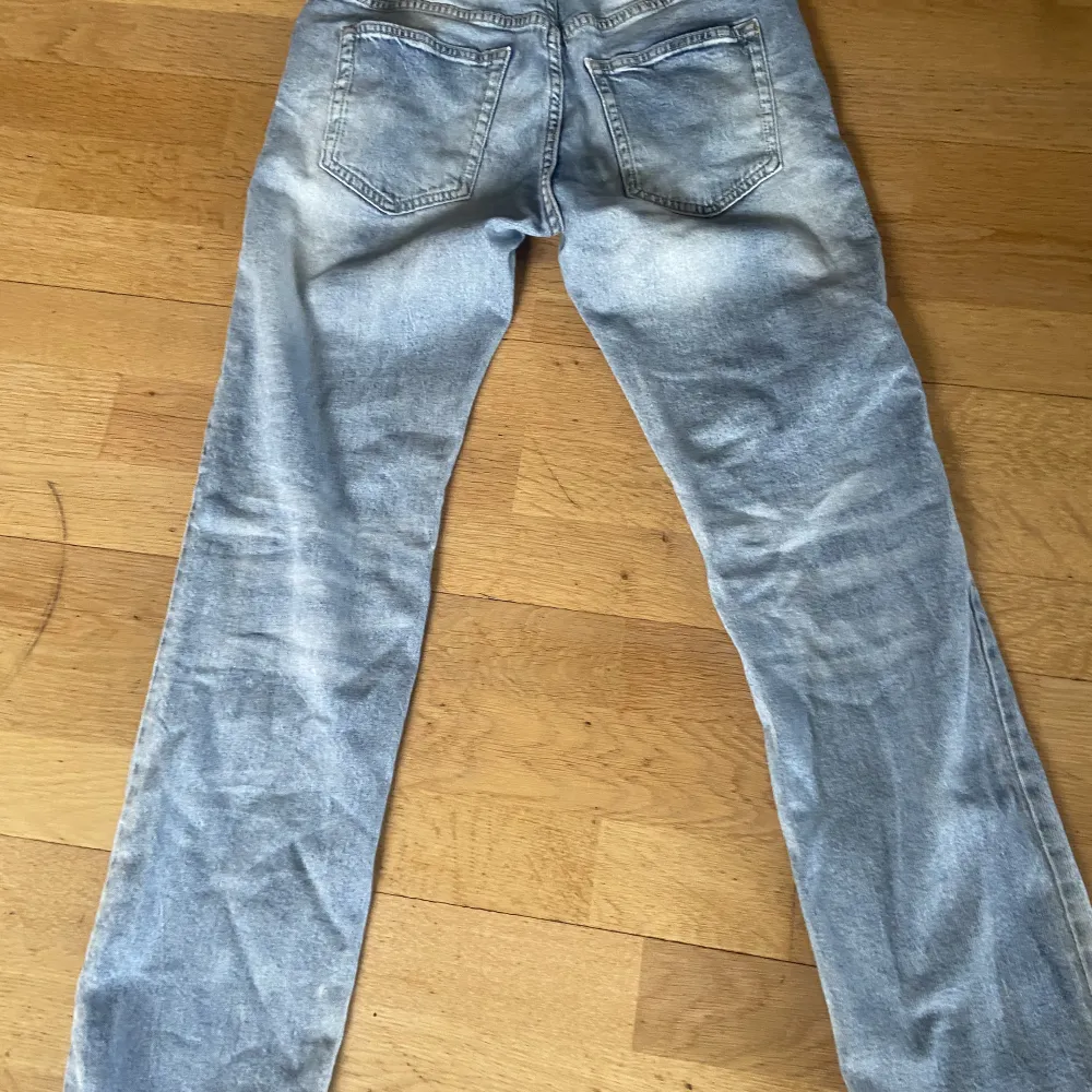 Tja, säljer dessa blåa jeans från Lindex i storlek 164 dom är inte slitna eller nåt sånt. Hör gärna av er vid frågor eller annat😃. Jeans & Byxor.