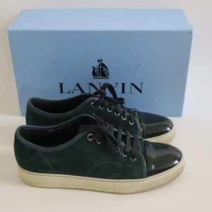 Lanvin Skor - Säljer nu mina super snygga lanvins som är i en mörkgrön färg. Skorna är UK 8 som passar 43. De är i super fint skick och har inga defekter. Box och dustbag medföljer! Nypris: 4500kr. Hör av er vid frågor eller funderingar! 🍾