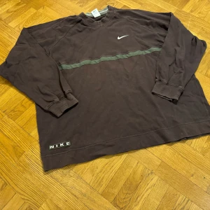 Nike 90’s Vintage Sweatshirt - Fin gammal Nike-sweater. Storlek XXL, passar nog också XL.