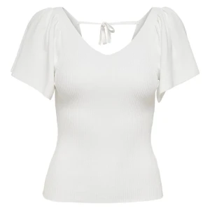 Söt tröja🥰 - Säljer tröja med volang armar och v-ringat bröst samt rygg. Använd fåtal gånger. Stretchig och passar många storlekar💕