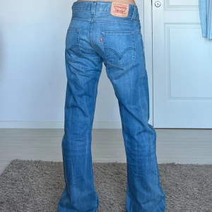 Levis - midjemått: 40cm rakt över, innerbenslängd: 80cm 💗 