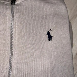 Ralph Lauren Zip - Ralph Lauren zip som använt förra sommaren. Felfri, används knappt längre därför till salu!