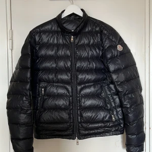 Moncler acorus down jacka  - Tja, jag säljer nu denna moncler acorus down jackan. Det finns två lagade hål på ena armen och dragkedjan är lite trasig längst ner därav priset. Tveka inte på att höra av dig om du har några frågor eller funderingar.