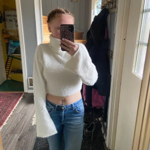 Tjocktröja. - En fin tjocktröja med krage, väldigt mjuk och har breda armar, passar fint till ex kostymbyxor. Den är i storlek M