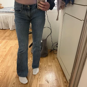 Brielle 90s jeans - Säljer dessa lågmidjade jeans från brandy melville🥰 de är lite slitna men de är fortfarande skitsnygga. Det är bara att skriva för fler bilder🫶✨