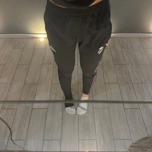Träningsbyxor - Dem passar även som storlek S, jag är 170 och dem är lite korta. Dem är jätte bekväma passar för både tjejer och killar, dem är nästan helt oanvända.