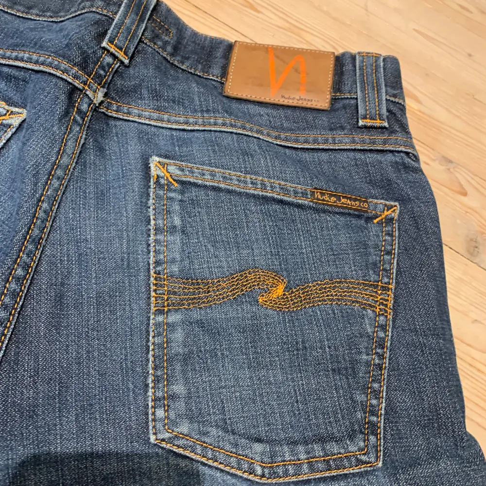 Ett par nudie jeans som är lite mindre än storleken. Modell slim grim och de är i väldigt bra skick. . Jeans & Byxor.