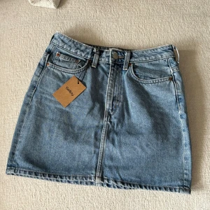 Jeanskjol - Jättesnygg jeanskjol från weekday som är köpt från Sellpy men som tyvärr inte passade. Storlek 36. Ser helt oanvänd ut.