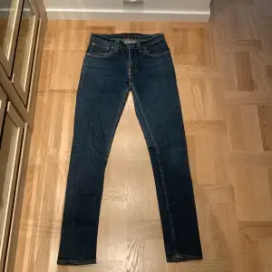 Säljer dessa jeans från Nudie | Modell: Thinn Finn | Skicket på jeansen är bra, några små trådar som sticker ut men inget som märks | Storleken på jeansen är 27/32 | Mitt pris: 399kr - Nypris: 1600kr