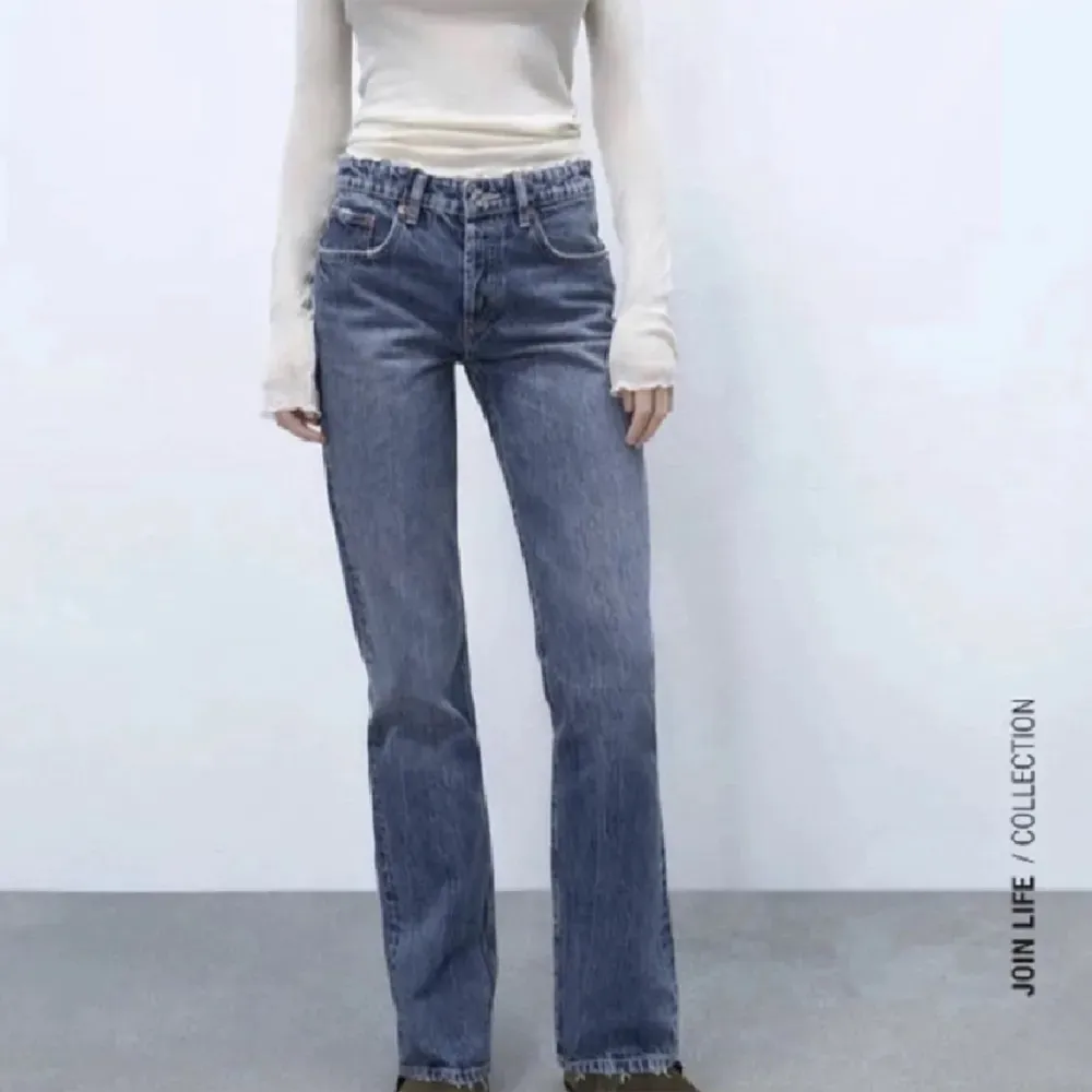 Blå knappt använda jeans från zara . Jeans & Byxor.