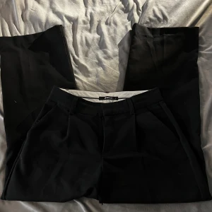 Lägmidjade kostymbyxor - Säljer dessa byxor då dem knappt kommer till användning. Storlek S, passar även storlek M! från GinaTricot. Dem är lågmidjade och straight.   På tredje bilden ser ni att det har blivit som ”ludd” vid inre låret, inget som syns vid användning dock!