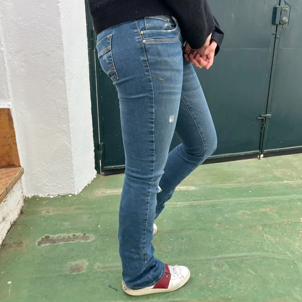 Fina ltb jeans, väldigt långa & lågmidjade. Lite slitna längst ner❤️Storlek 26/36, modellen är 178💗. Jeans & Byxor.
