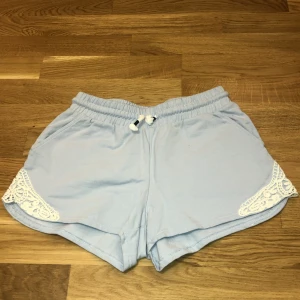Shorts - Dom är använda en gång och är från barnavdelningen men sitter ungefär som S eller XS