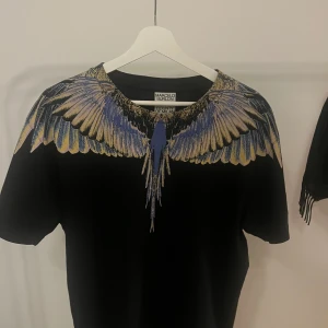 Marcelo Burlon t shirt - Marcelo Burlon t shirt i storlek M passar även storlek L! Knappt använd. Modell på bilden är 193cm och väger 83kg! Hör av er vid frågor!