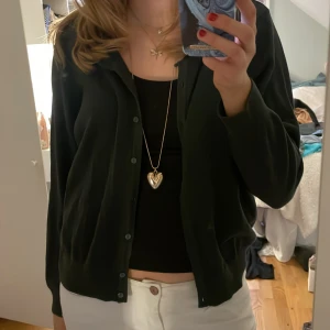 Mörkgrön kofta - Skitsnygg mörkgrön kofta med småknappar, som tyvärr inte kommer till användning, bra skick. Mindre i storleken💓