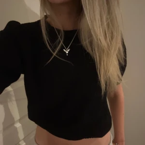 Stickad topp - Jättefin stickad t-shirt från vero Moda. Aldirg använd. Skriv för fler bilder eller frågor! 💗