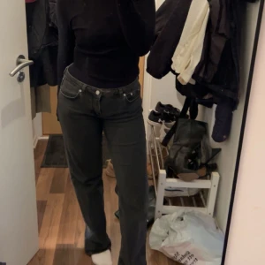 Lågmidjade jeans  - Bra skick och sitter superfint, lågmidjade och storlek 36 Knappt använda 