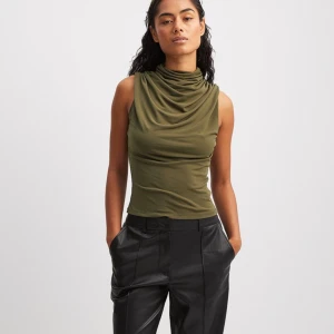 Grön tröja - Säljer denna galet snygga topp från NA-KD💕 aldrig använd då den tyvärr var för liten för mig, så perfekt skick💘