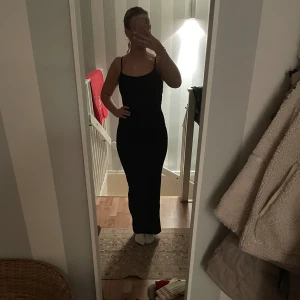 Lång klänning - Säljer denna sååå sköna och fina klänningen från Bohoo, helt oanvänd med lappen kvar!❤️ i ”baddräkts” material och sitter jätte skönt på kroppen, liknar skims klänningarna! säljer då retur tiden tog slut!