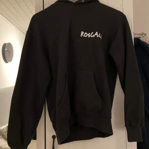 Tja säljer nu denna tvärfeta hoodie från roscali med trycket ”Not Everyone Understands House Music” på ryggen🔥 Väldigt eftertraktad och svår att få tag på. Perfekt till våren✅✅ Vid minsta fundering är det bara att skicka iväg ett pm ✅ //Mvh Simon