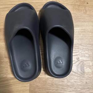 Säljer mina yeezy slides som jag bara har använt i hemmet och den är i perfekt skick strl 41-42