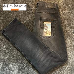 Ett par riktigt snygga svarta Nudie jeans i modell grim trim (slim fit)👖Skicket är 10/10 HELT NYA! Kvitto finns digitalt!🤩 storlek W32 L32. Kontakta för fler bilder eller vid några funderingar🙌.