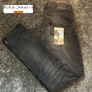 Nudie Jeans - Ett par riktigt snygga svarta Nudie jeans i modell grim trim (slim fit)👖Skicket är 10/10 HELT NYA! Kvitto finns digitalt!🤩 storlek W32 L32. Kontakta för fler bilder eller vid några funderingar🙌.
