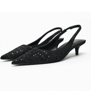 Zara klackskor, glitter  - Säljer jättefina klackskor från Zara. Svartglittriga och spetsiga, inte så hög klack 💅🏼 Helt oanvända och prislappen kvar, bara testade  Pris kan diskuteras!  