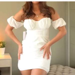 Säljer en vit kort klänning, perfekt inför studenten!! ❤️Ej mina bilder! 