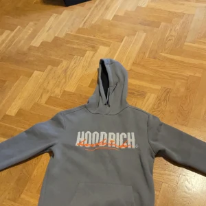 Hoodrich Hoodie! - Jag köpte den i London i somras och har knappast använd då den är fel storlek. Använd ca 10 gånger. Pris kan diskuteras!