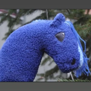 Käpphäst!  - Nu säljer jag fina Aquapella! Hon är i nyskick och har endast stått. Hon är sydd av @khs_strawberry på instagram för någon månad sen. Hade även kunnat byta henne mot schleich 🤗 Priset är diskuterbart!!  Sökord: käpphäst blå hobbyhorse stickhorse 