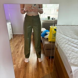 Skinbyxor - Säljer mina skinnbyxor från NAKD i strl 40 då ja gått ner så mycket i vikt💚