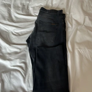 Nudie jeans  - Tja, säljer ett par feta Nudie jeans. Skicket är 8/10. Sparsamt använda. Hör av er vid minsta fundering, Mvh ES Resell 💯💫💭