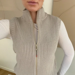 Stickad väst - Stickad grå väst från märket ”Americanos”. Köpt i en vintage-butik men ordinarie prislapp är kvar, så oanvänd! ❤️ storlek XL, så snygg att ha oversized!   Just nu bjuder Plick på frakten!