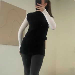 Stickad väst - Svart stickad väst med polokrage från Nakd, i storlek S ❤️ I nyskick! Just nu bjuder Plick på frakten ❤️