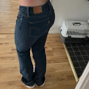 Lågmidjade Levi’s Jeans - Lågmidjade Levi’s jeans i storlek 28. Skulle säga att dessa är som en 36. Jag är 160cm och dom är långa på mig 💙