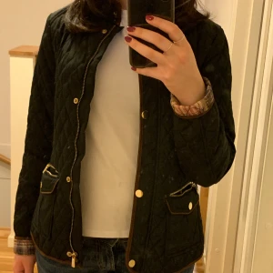 Saki Sweden vårjacka - En söt vårjacka från Saki Sweden. Köpt i butik för 800 kr. Använd ett fåtal ggr, säljer då den ej kommer till användning. Den är i jättefint skick förutom att det finns en liten fläck inne i kragen på nacken men som ej syns, fråga gärna om bild🌸