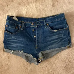 Säljer dessa snygga jeansshorts från Levi’s. Knappt använda. Modell 501. 💕 Storlek L men liten i storlek. Pris kan diskuteras. 