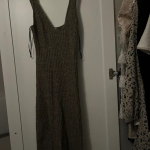 Beige stick ribbad klänning - Stickad klänning, ribbad. Går till över knäna på mig (165) mjukt material och bra stretch