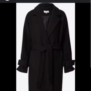 Kappa från LeGer - Svart kappa från LeGer i storlek 38 Fint skick då jag har andra jag använder mer. OBS!! kappan är svart visar grå bilder för att man ska se detaljerna mer 🥰 Nypris 1600