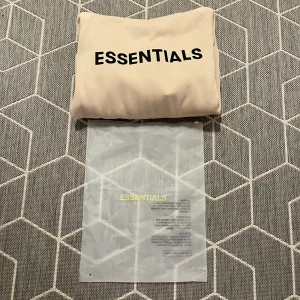 Essentials Hoodie - Säljer min beigea, sköna essentials hoodie som aldrig har använts eftersom den är för stor för mig. Essentials påse följer med och även tags som fortfarande sitter kvar på tröjan följer med. Vid fler frågor eller bilder kontakta privat. Fri frakt📦