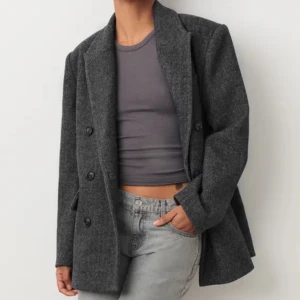 Grå Kavaj Gina - Jag säljer denna jättefina kavaj då jag tycker att den är en aningen lång på mig. Kavajen är köpt för 800kr och aldrig använd utan endast provad❤️ Pris kan diskuteras vid snabb affär🥰