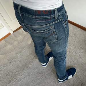 Säljer mina feta Dondup George jeans | Skick: 9.5/10, nästan aldrig använda | Storlek: 31 | Nypris: 3299 | Pris: 999 | Fraktar via postnord eller instabox 🚚📦 | Hör av dig vid minsta fråga eller fundering |