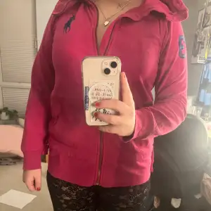 Säljer min jättefina rosa ralplauren zip hoodie! Säljer då jag inte använder den längre, ända defekten på tröjan är att den är lite urtvättad därför går pris att diskuteras!