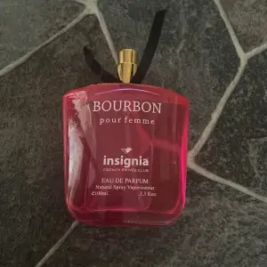 Hej! Säljer denna parfym som endast är använd ett få tal gånger. Har en söt men fräsch doft. 100ml