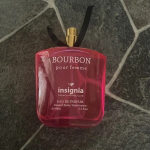 Parfym (nästan ny) - Hej! Säljer denna parfym som endast är använd ett få tal gånger. Har en söt men fräsch doft. 100ml