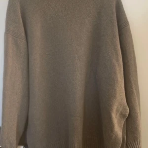 Stickad tröja  - Stickadtröja med polo ett hål på undersidan 