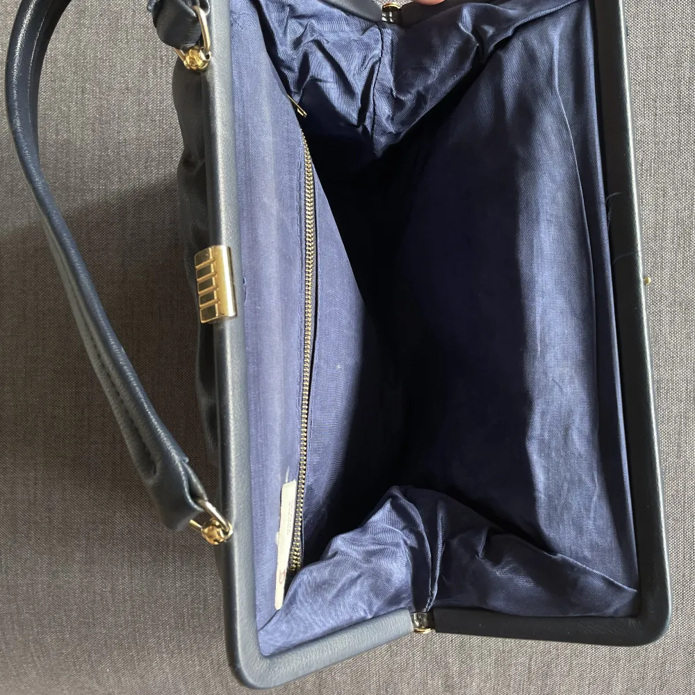 Superfin marinblå väska! Den går att använda som axelväska men även att hålla i. Det är i bra skick då den knappt har använts! 🫶🏼🫶🏼. Väskor.