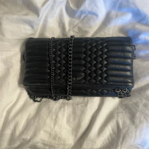 Zadig väska  - Superfin och knappt använda Zadig väska i jättebra skick. Säljer då den inte längre kommer till användning. 